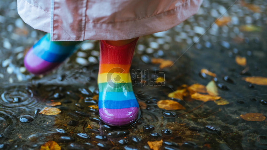 下雨天穿雨鞋的小朋友玩水图片素材免费下载