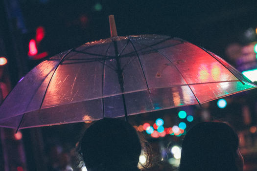 夜晚雨天撑伞的人图片素材免费下载