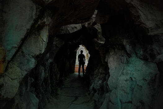 洞穴口的人图片素材免费下载