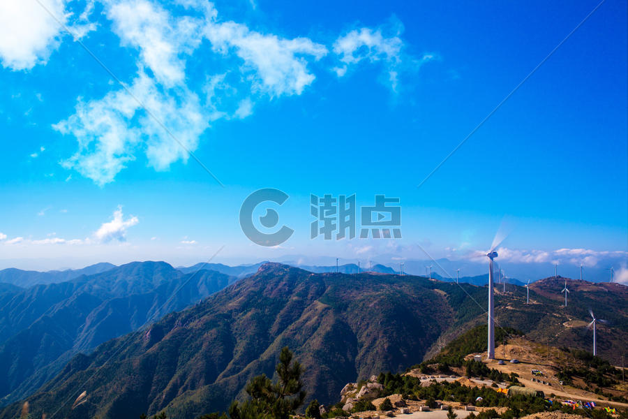 山峰之巅的风车图片素材免费下载