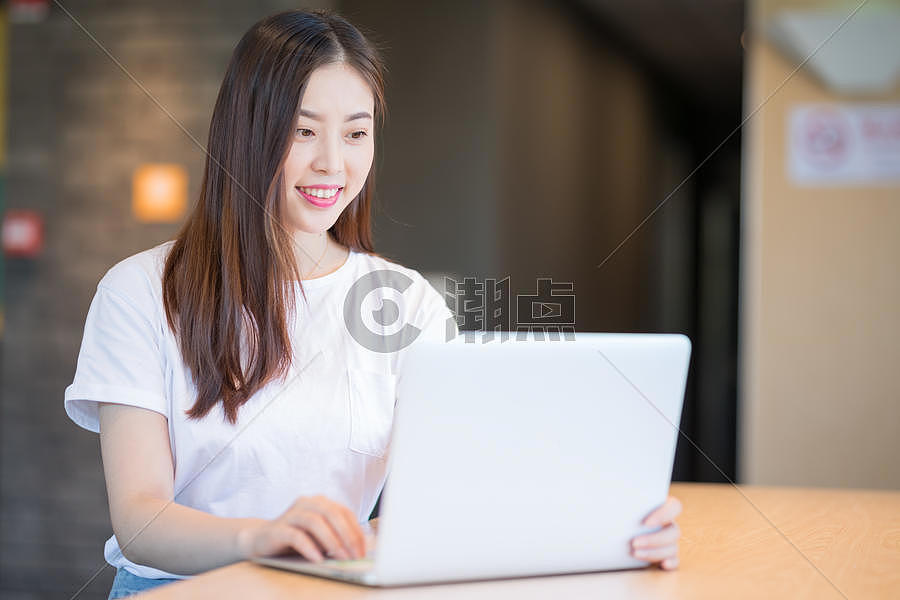 看电脑使用的电脑的年轻女性图片素材免费下载