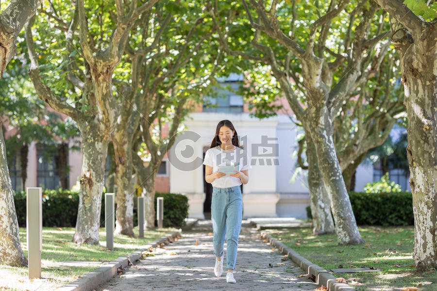 迎面走里的美女大学生图片素材免费下载