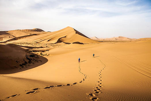 沙漠中的户外爱好者图片素材免费下载