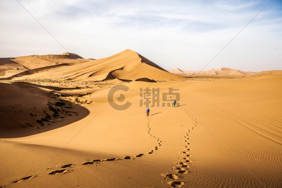 沙漠中的户外爱好者图片素材免费下载