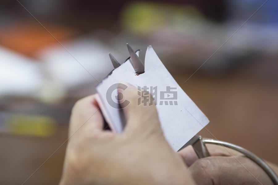 匠人剪纸师傅在专注剪纸图片素材免费下载