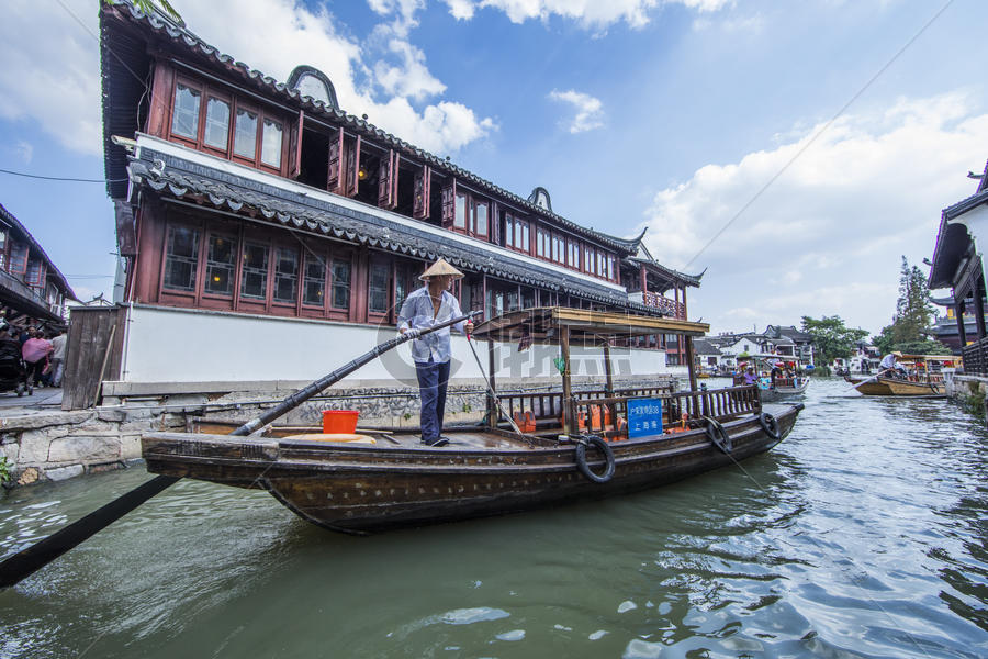 江南古镇小桥流水上船夫划船图片素材免费下载