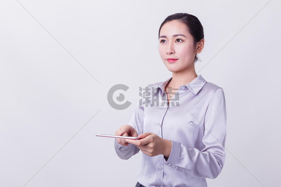 职业女性使用手机科技手势图片素材免费下载