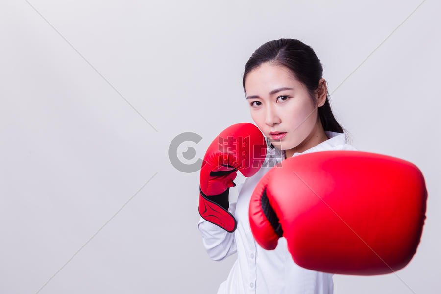 职业女性击拳形象棚拍图片素材免费下载