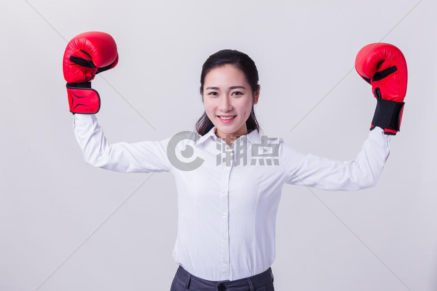 职业女性戴拳击手套形象棚拍图片素材免费下载