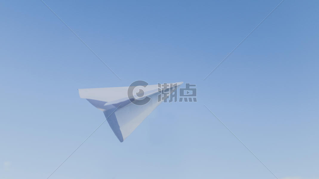 蓝天下的纸飞机图片素材免费下载