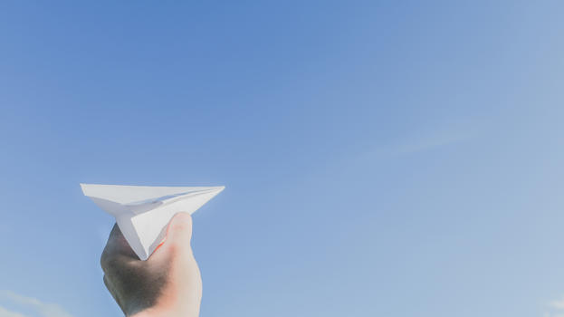 蓝天下的纸飞机图片素材免费下载