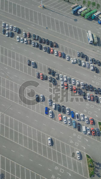 航拍线条美的停车场图片素材免费下载