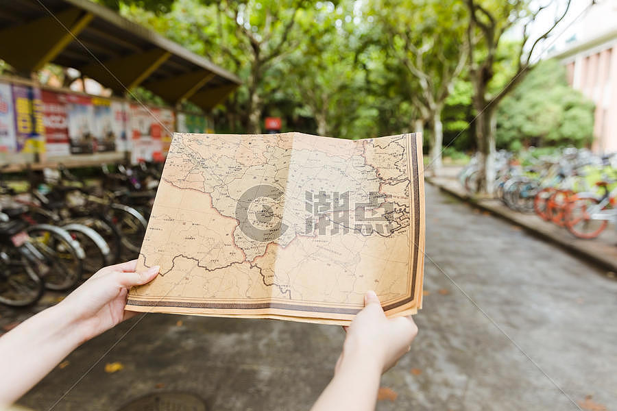 手拿地图找路素材摄影图5472*3648图片素材免费下载-编号709016-潮点视频