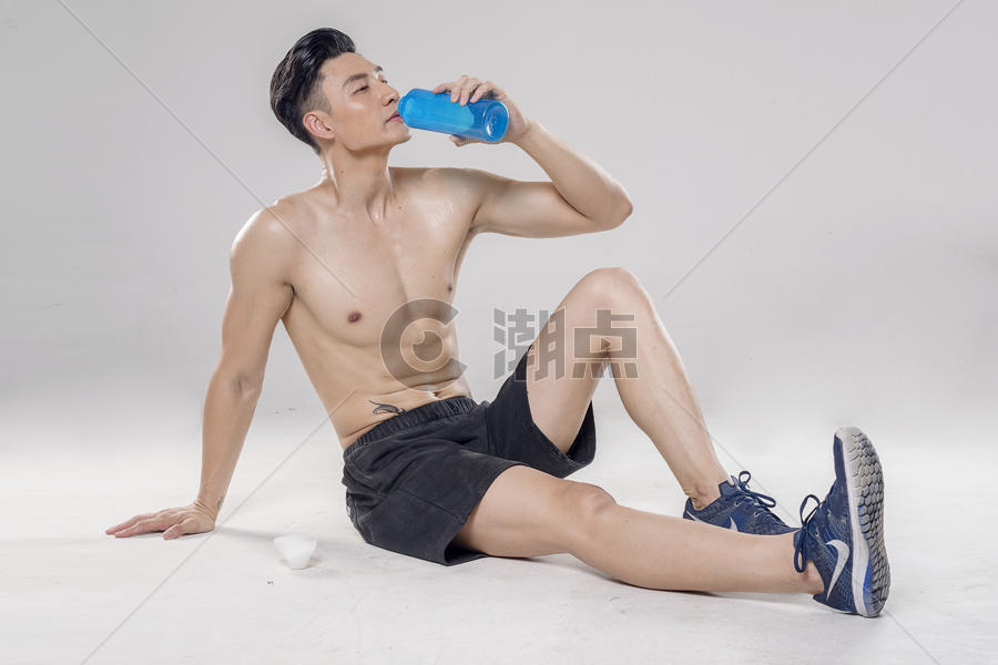 男子喝水休息动作底图图片素材免费下载