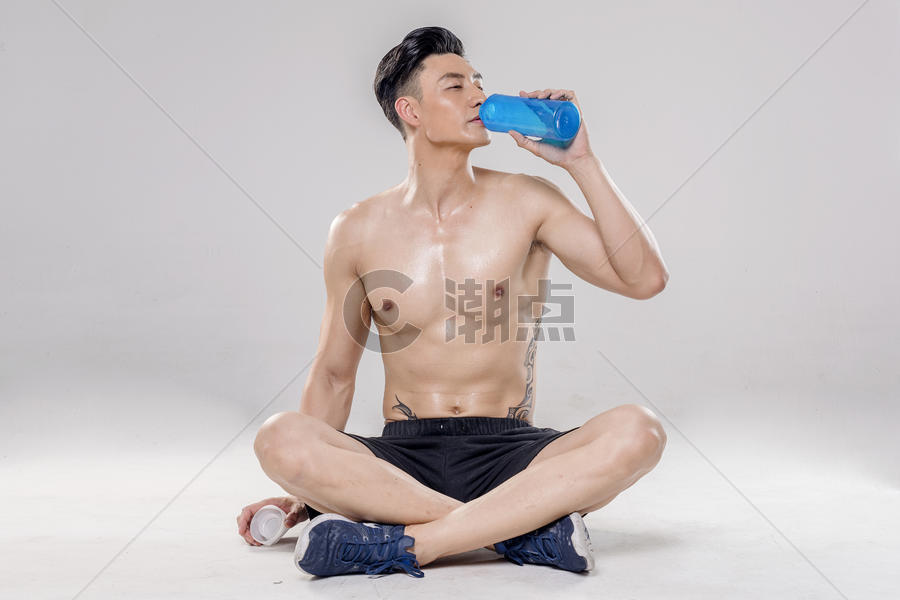 男子喝水休息动作底图图片素材免费下载