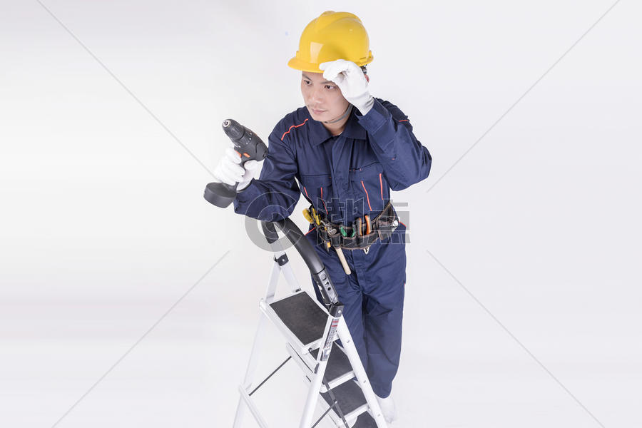 男工人爬上梯子使用工具图片素材免费下载