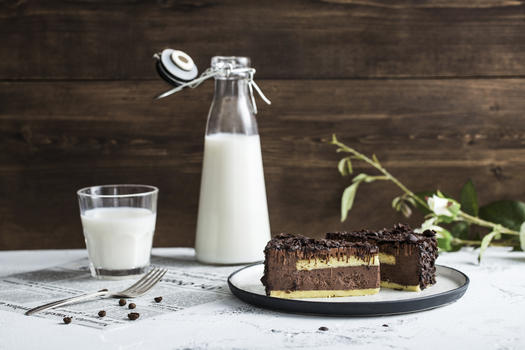 巧克力蛋糕和牛奶图片素材免费下载