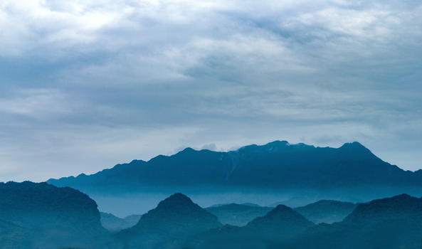 远山与雾霭图片素材免费下载