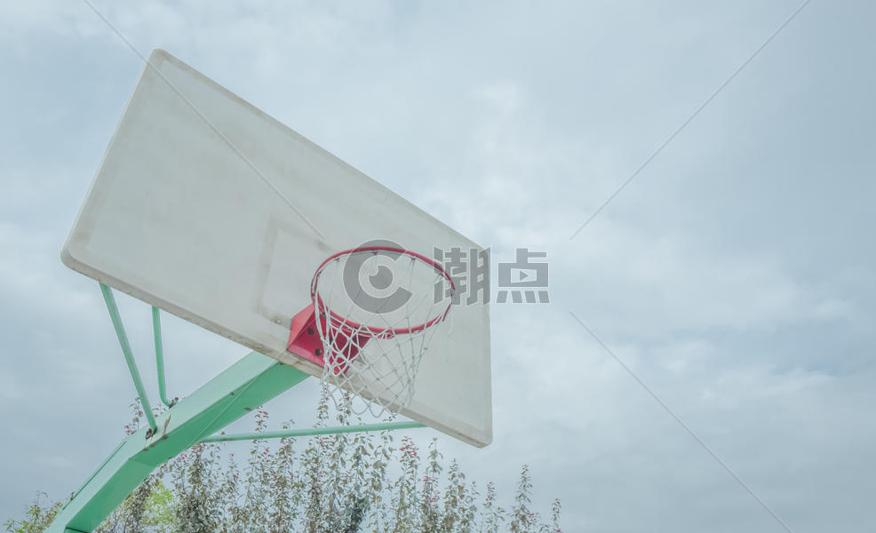 校园篮球架图片素材免费下载