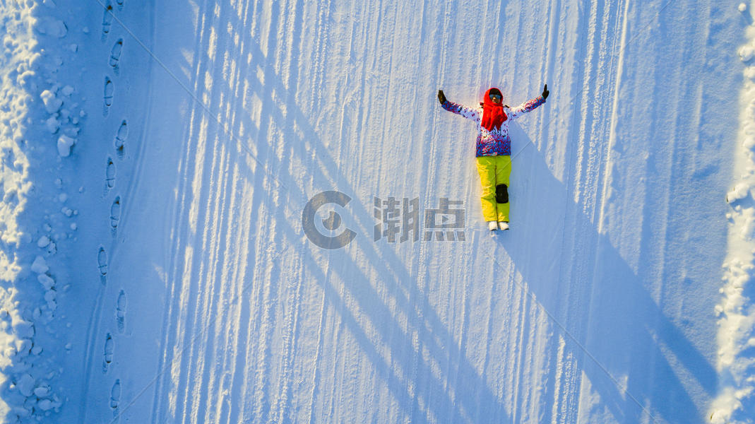 航拍雪地上的人图片素材免费下载