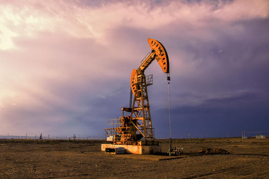 新疆克拉玛依油田抽油机磕头机图片素材免费下载