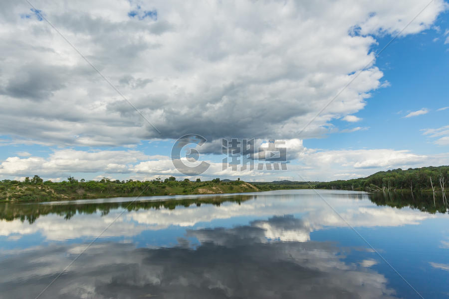 蓝天白云下的湖面图片素材免费下载