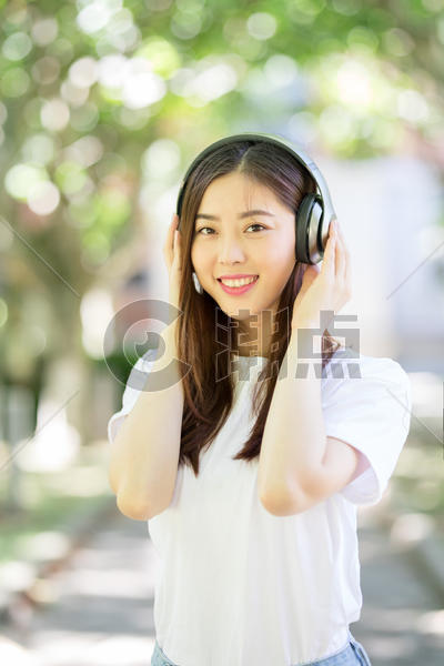 头戴耳机听音乐的少女图片素材免费下载