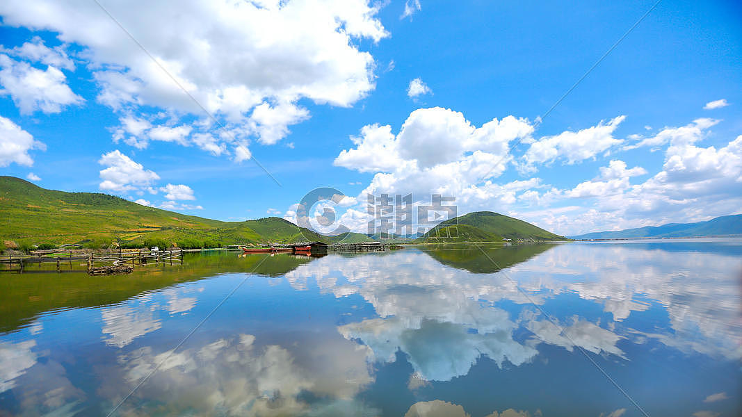 泸沽湖蓝天白云山水倒影美景图片素材免费下载