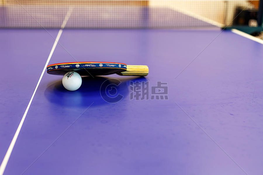 学校乒乓球室的球桌和球拍图片素材免费下载
