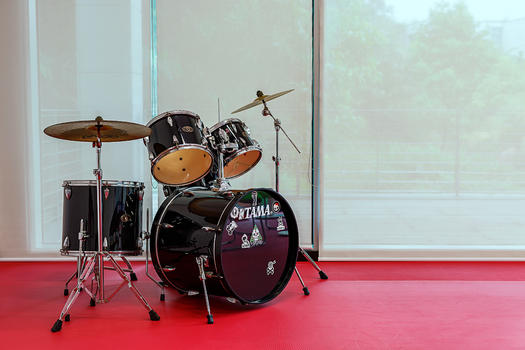 学校音乐室的架子鼓图片素材免费下载