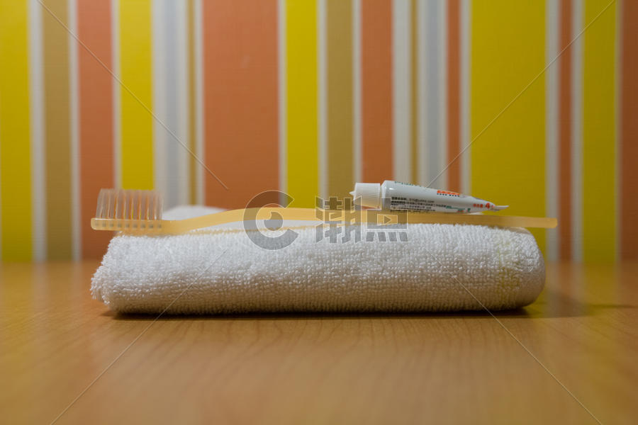 快捷酒店的牙刷与毛巾图片素材免费下载