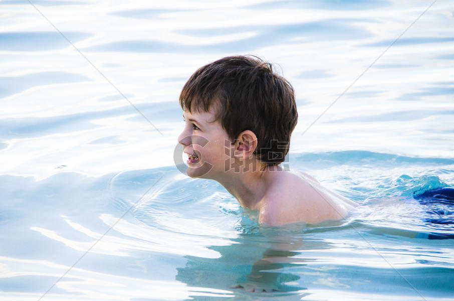 在游泳的小男孩图片素材免费下载