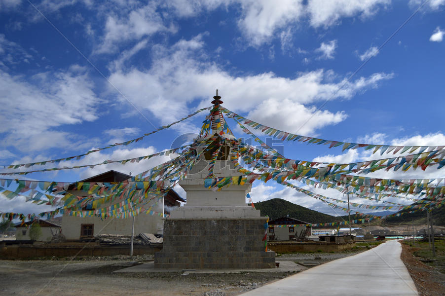 云南香格里拉藏区白塔图片素材免费下载