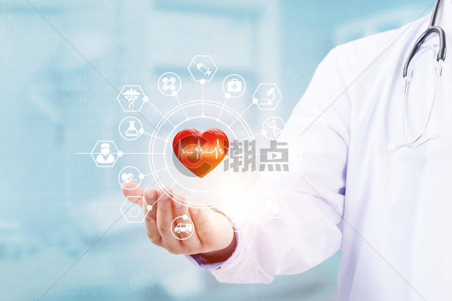 医生手持红心形状与医学虚拟屏幕界面图片素材免费下载