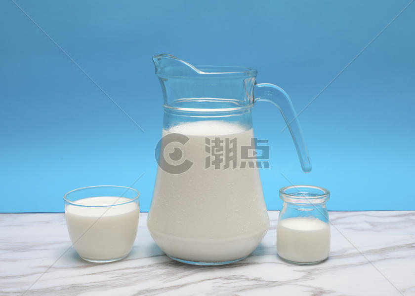 创意玻璃器皿盛放牛奶图片素材免费下载