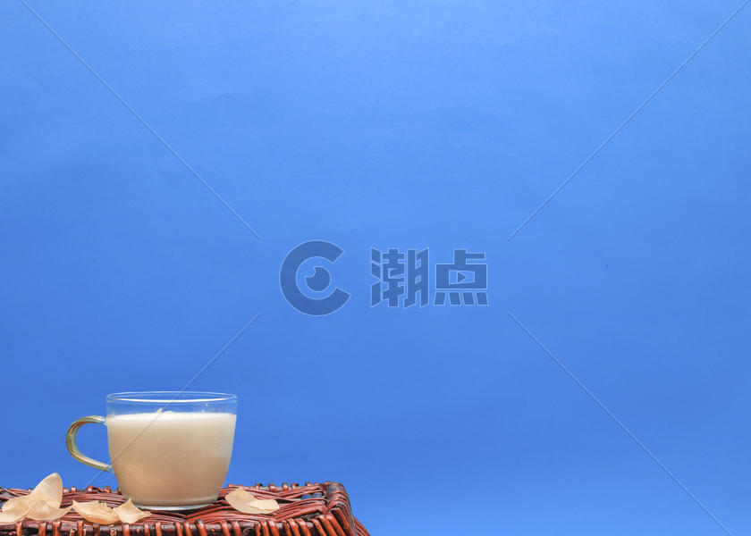 一杯牛奶放在竹篮上图片素材免费下载