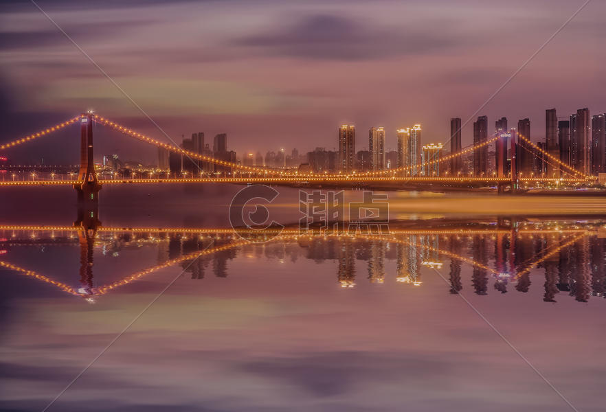 武汉城市风光鹦鹉洲长江大桥夜景倒影图片素材免费下载
