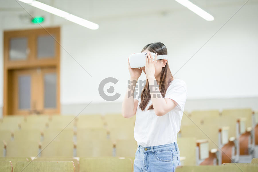 在教室头戴VR眼镜体验虚拟现实图片素材免费下载