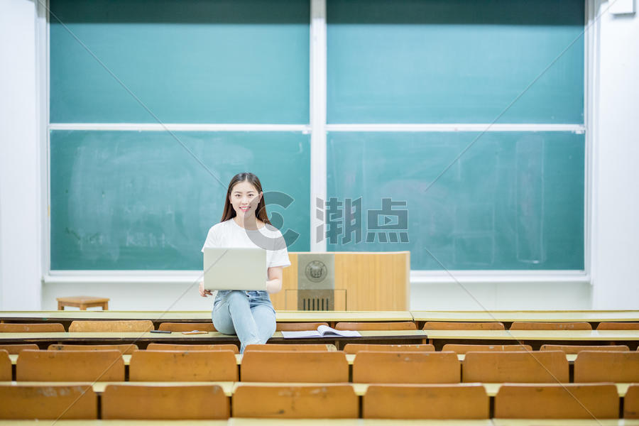 坐在黑板前学习的女学生图片素材免费下载