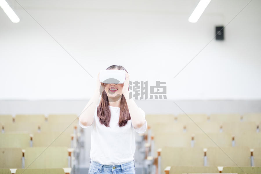 在教室头戴VR眼镜体验虚拟现实图片素材免费下载