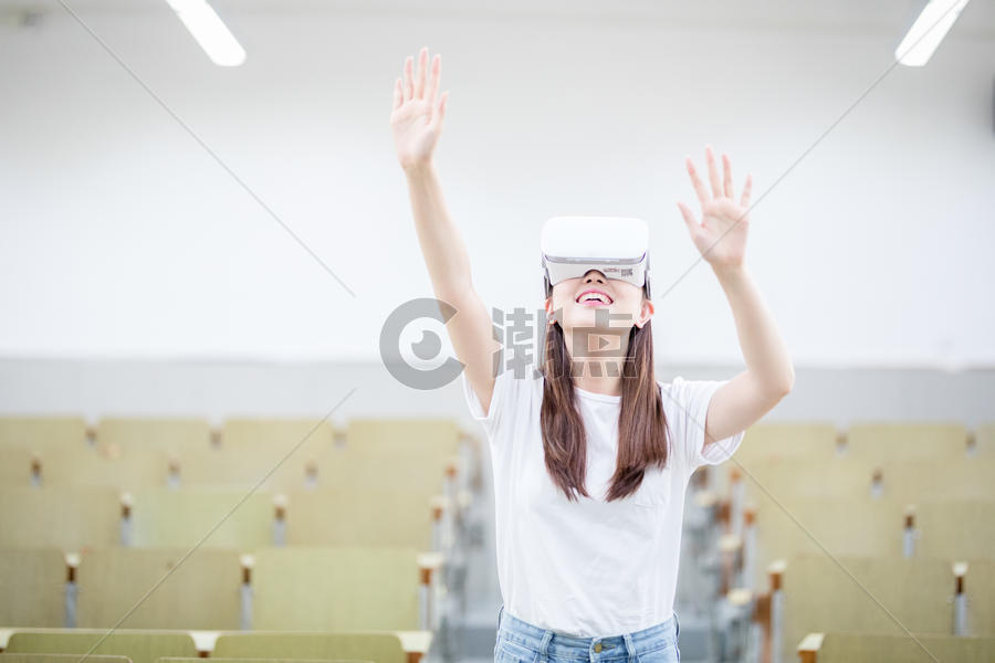 戴着VR眼镜伸手触摸前方图片素材免费下载
