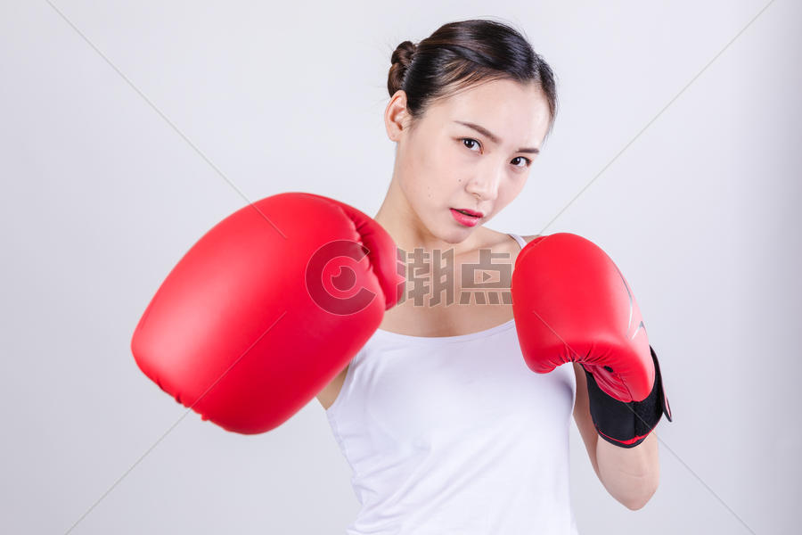 居家女人拳击运动图片素材免费下载