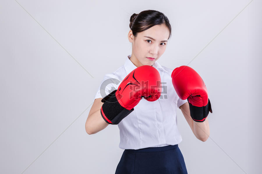 商务女士戴拳击手套释放图片素材免费下载
