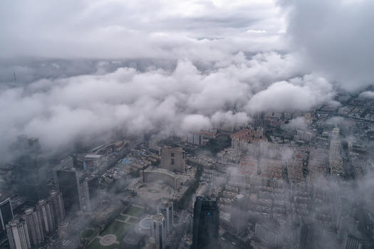 云端的城市图片素材免费下载