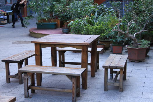 古典庭院里的木桌木椅图片素材免费下载