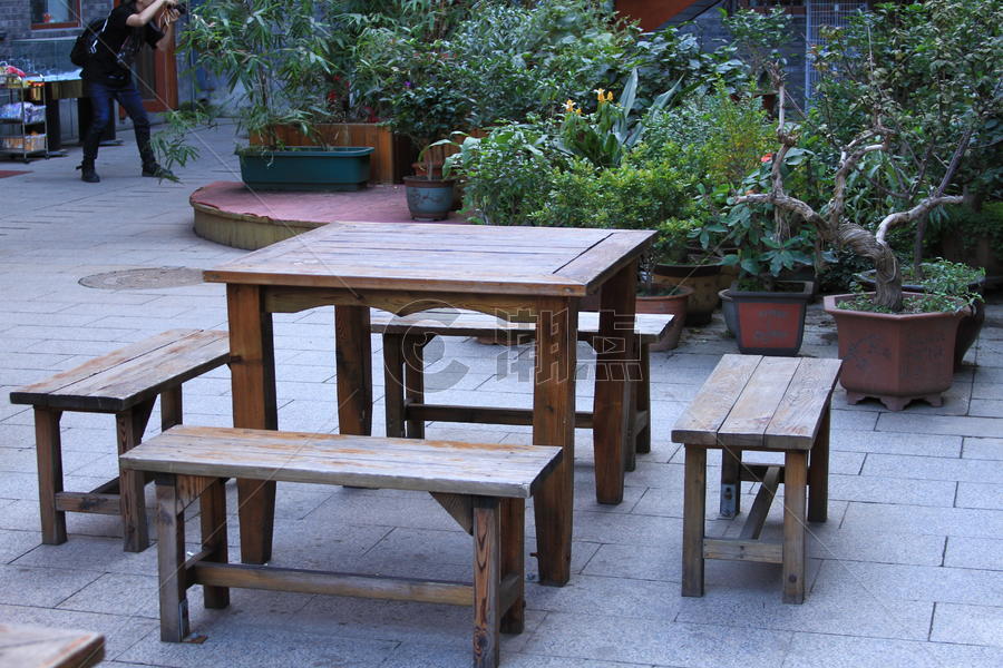 古典庭院里的木桌木椅图片素材免费下载