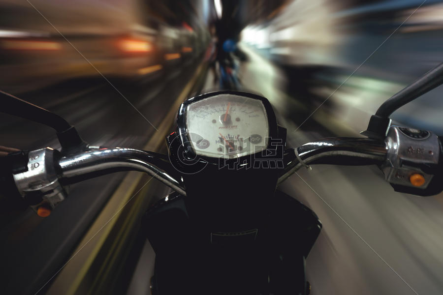 飞驰中的摩托车图片素材免费下载