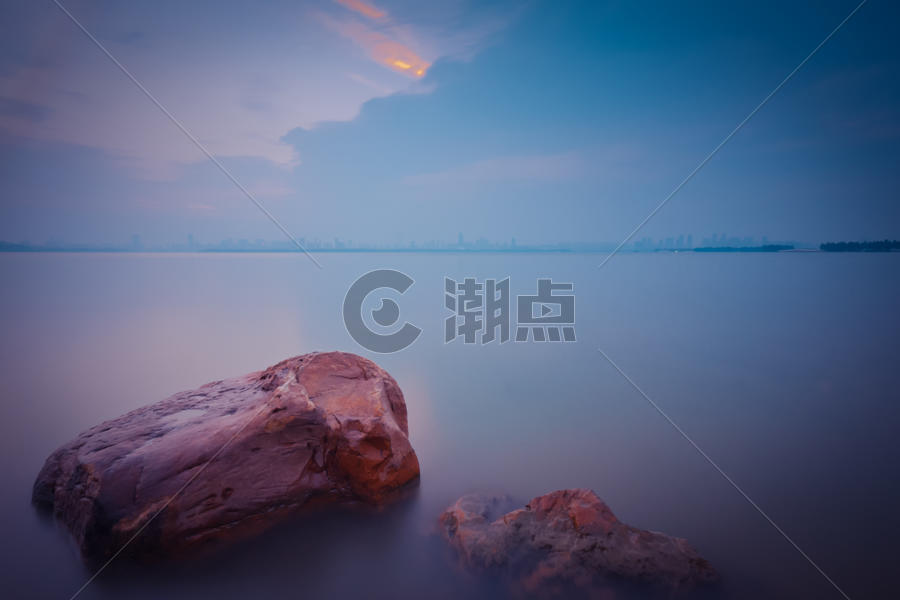 武汉东湖长曝光雾化湖面和礁石图片素材免费下载