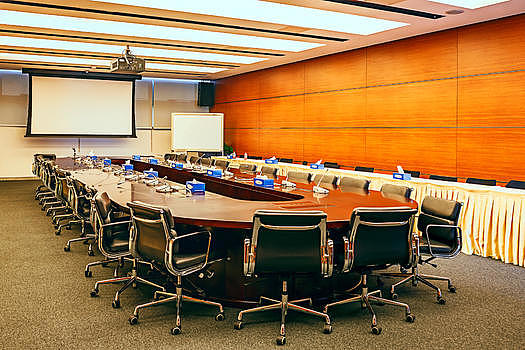 公司宽敞明亮的会议室图片素材免费下载