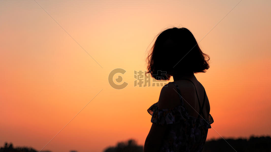 夕阳下的女性背影图片素材免费下载